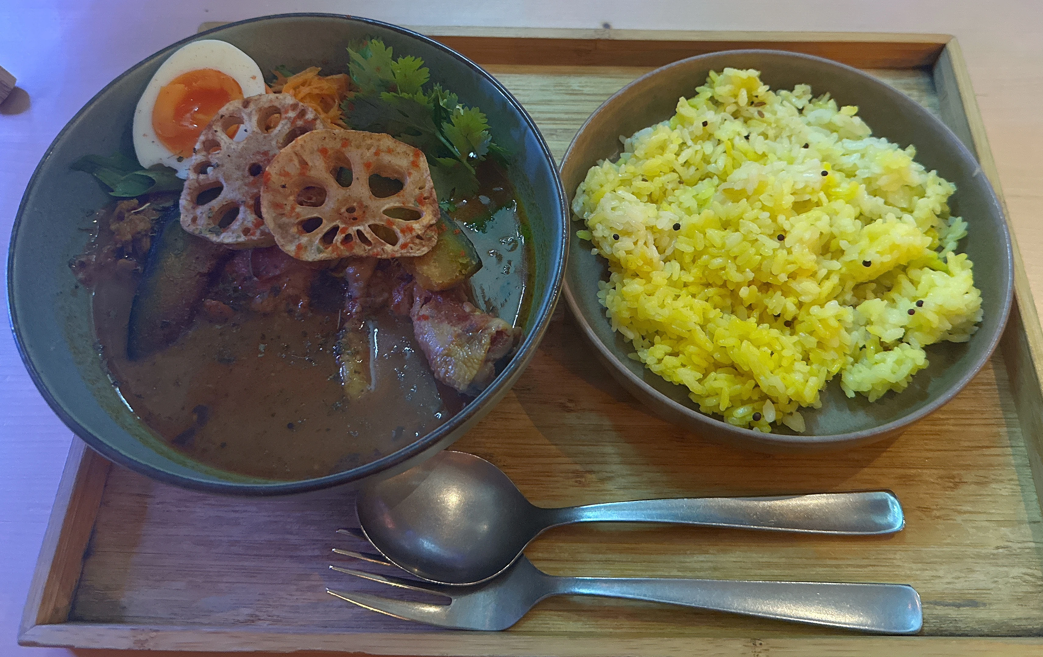 浅草スープカレー Billi メインのスープカレーとターメリックライス