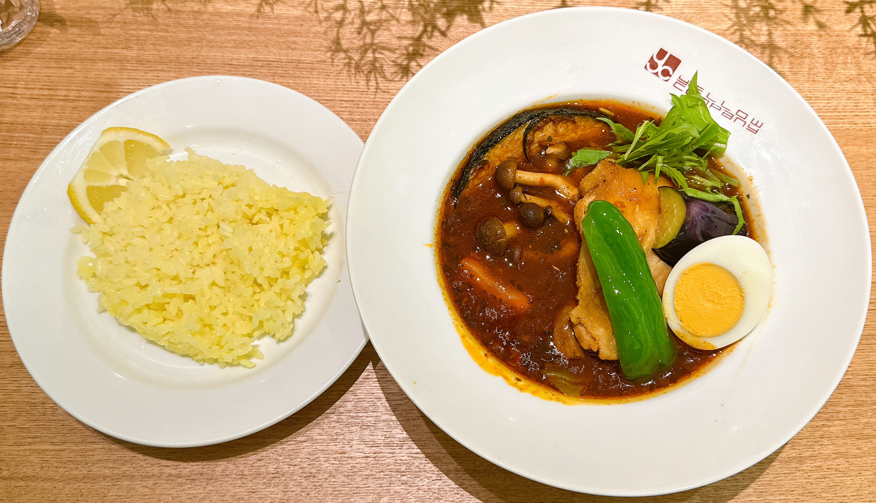 神谷町駅直結！麻布台ヒルズで贅沢な東京スープカレーのひととき イエローカンパニー 麻布台ヒルズ店 チキン＆ベジタブル・少なめターメリックライス