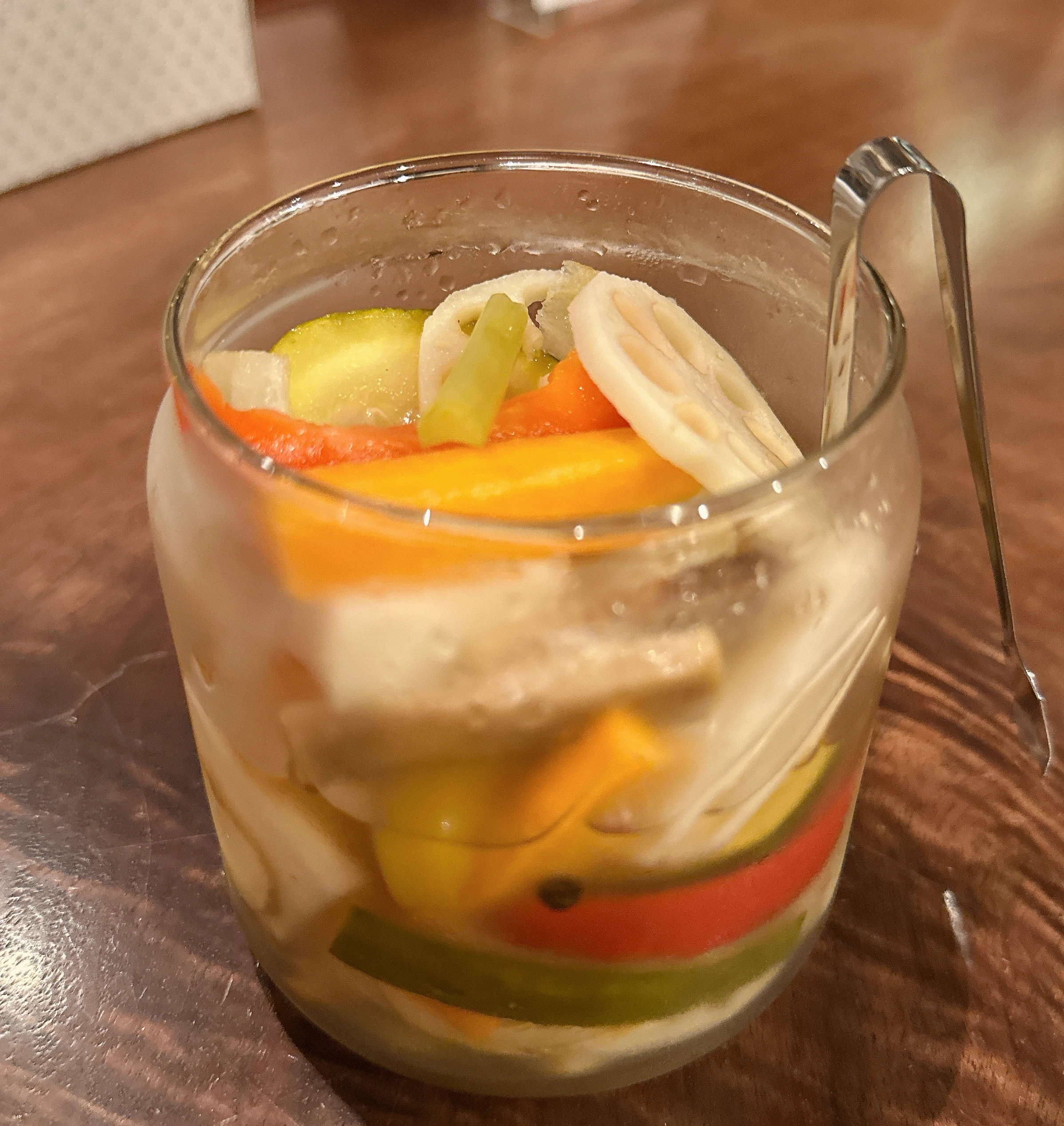 麻布十番 薬膳カレー 新海 色鮮やかなピクルス