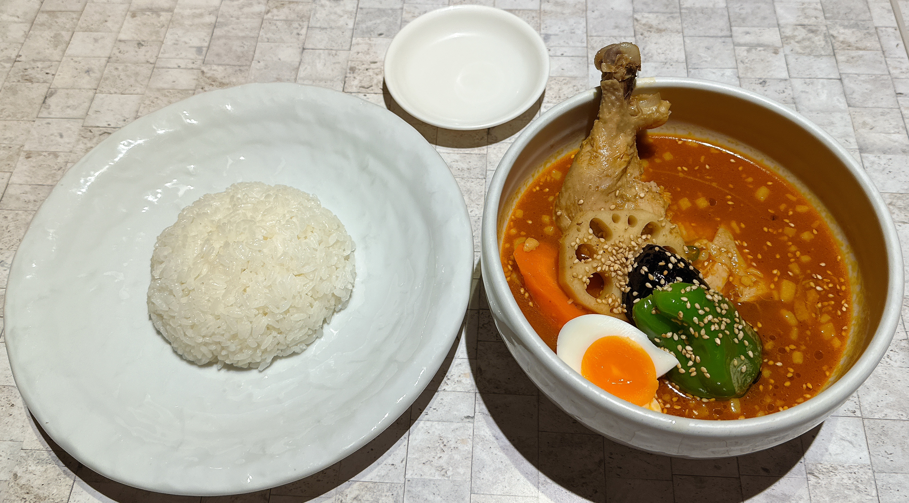 原宿・明治神宮前でゆったり優雅に東京スープカレー!札幌から進出した SHANTi 原宿店 チキンと野菜のスープカリー 半ライス