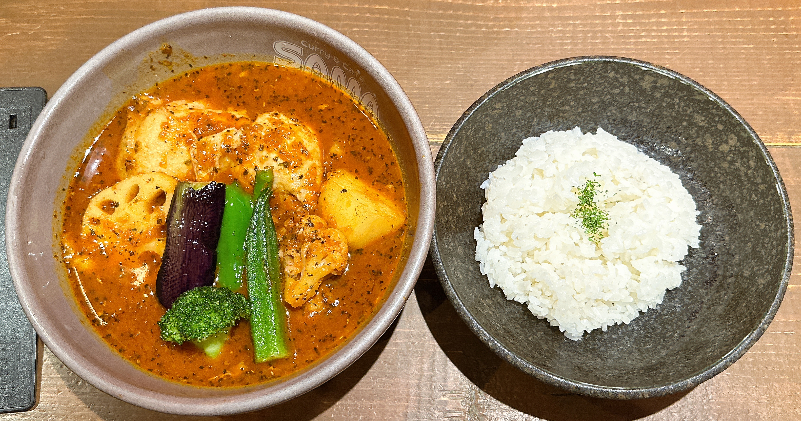 末広町・秋葉原エリアで楽しむ札幌発祥の東京スープカレー SAMA 神田店 チキン野菜カリー トマトスープ 辛さ6 ライス少なめ