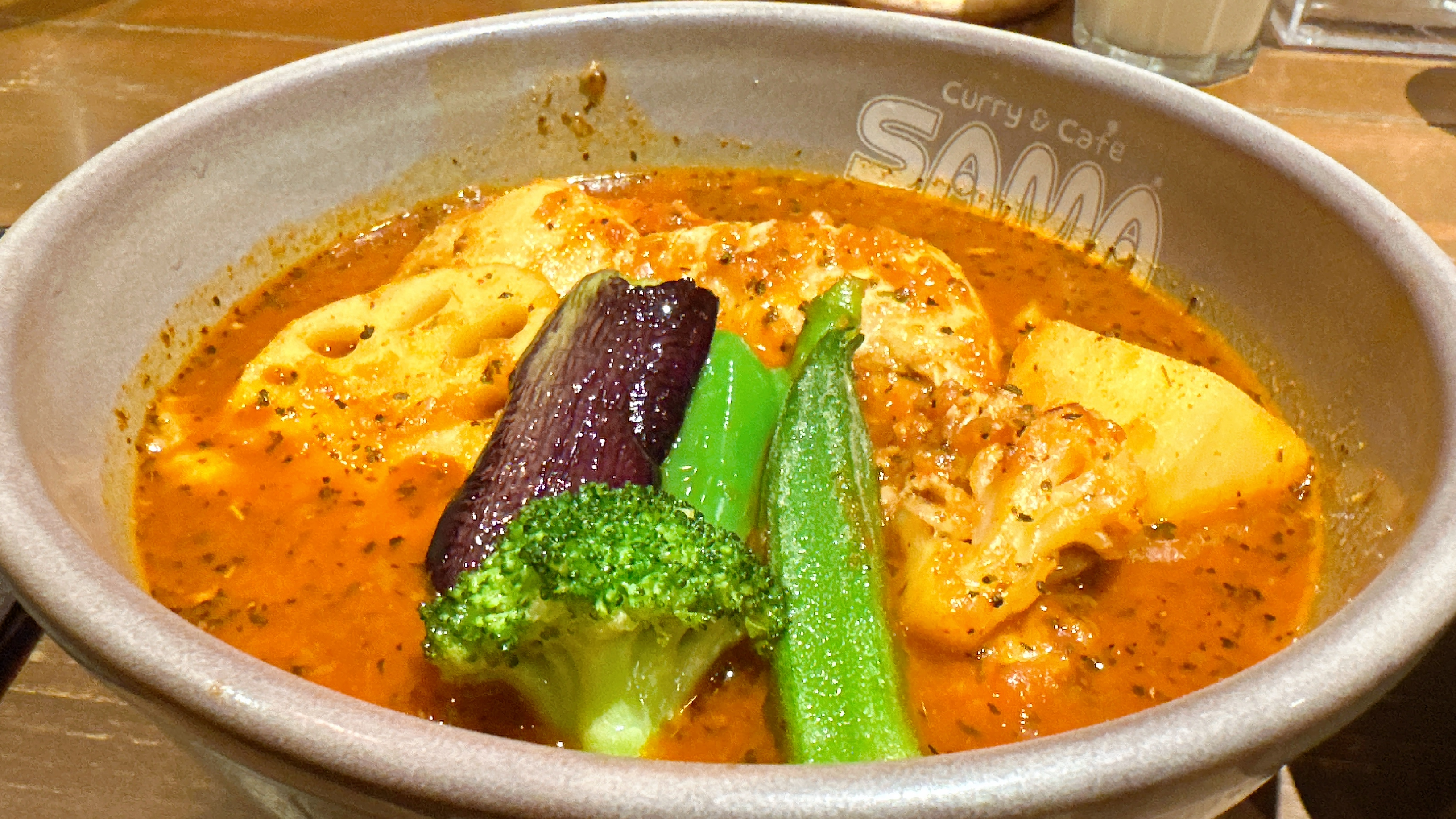 末広町・秋葉原エリアで楽しむ札幌発祥の東京スープカレー SAMA 神田店 骨付きチキン スプーンからはみ出る野菜たち