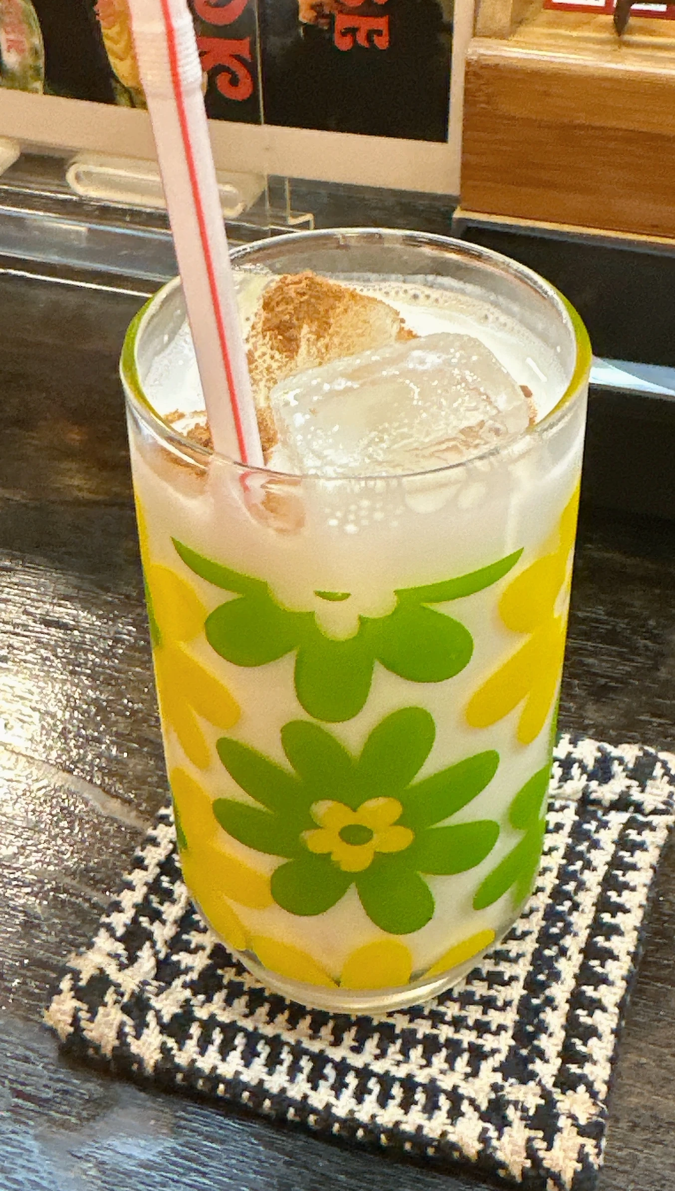 カレー処 ニューチェック シナモンパウダーが振りかけられたノンシュガー自家製ラッシー