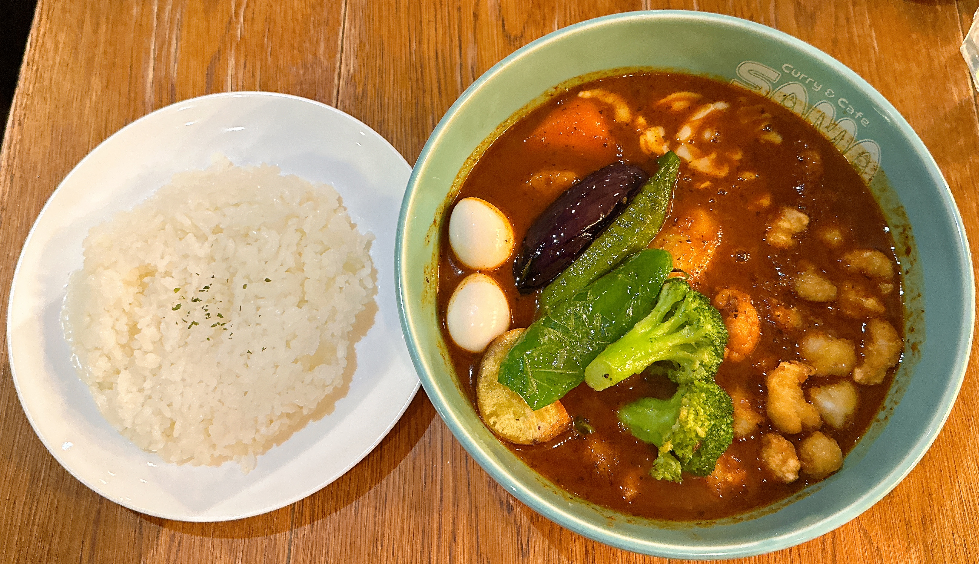 国際色豊かな明治神宮前(原宿)で楽しむ東京スープカレー店 SAMA 明治神宮前店 鶏軟骨とチーズの野菜カリー ライス少なめ