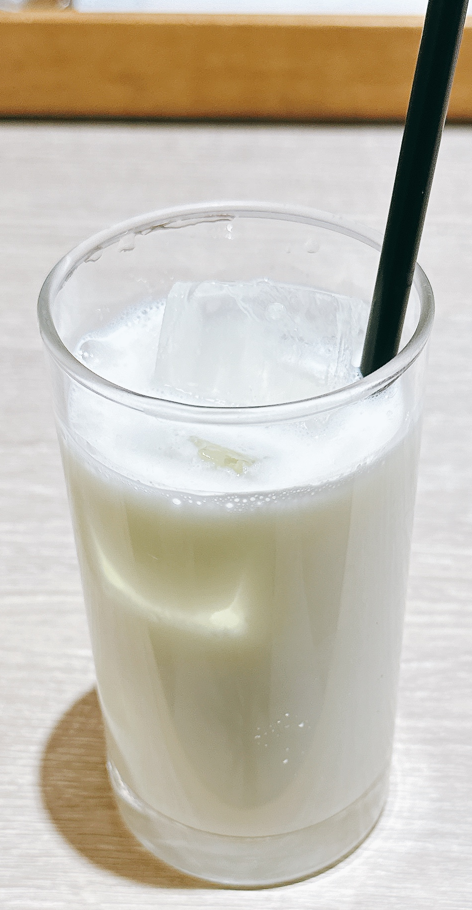 都庁前駅直結!西新宿の超高層ビルで旨辛絶品東京スープカレー カレー食堂 心 西新宿店 ラッシー