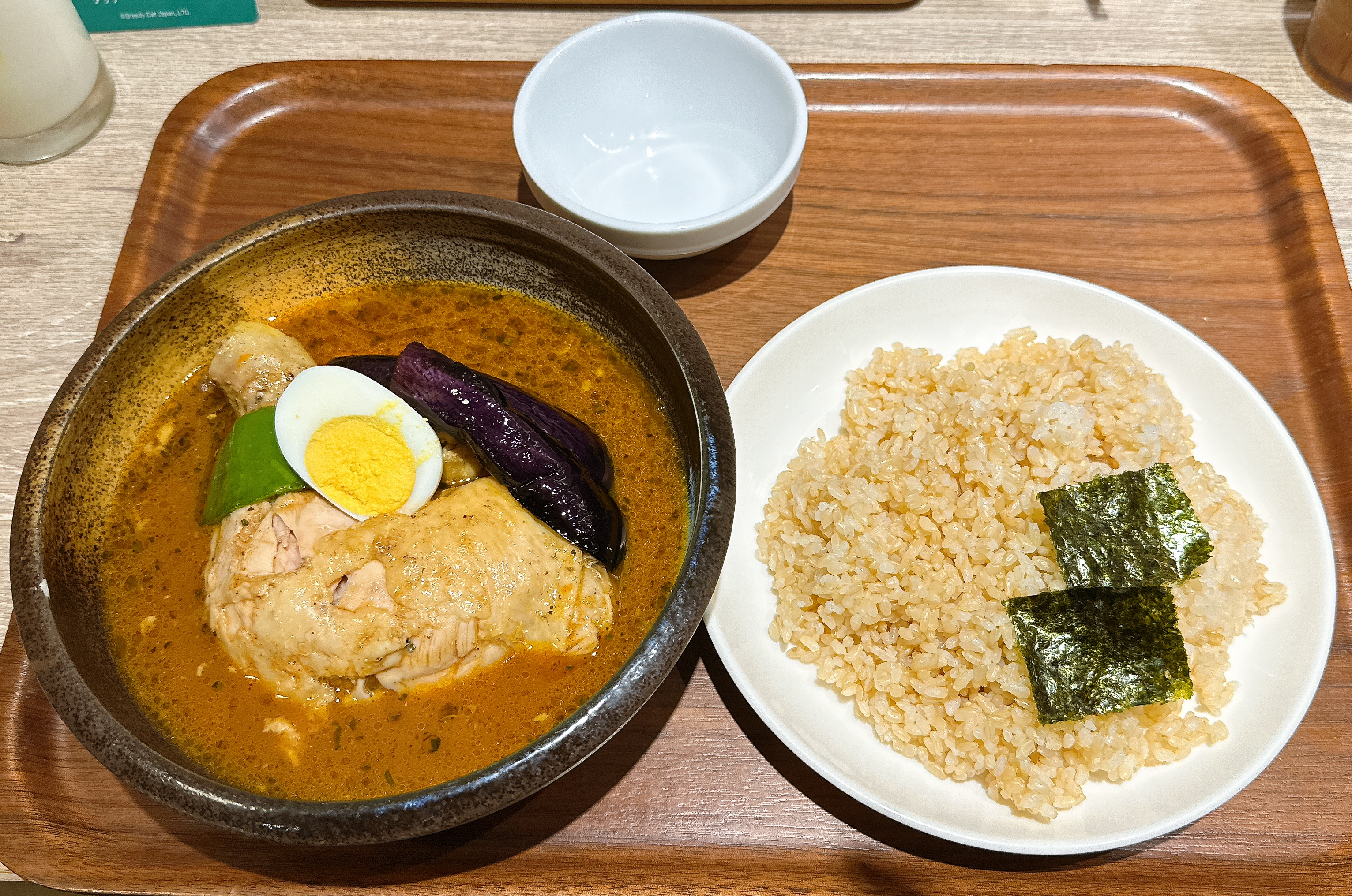 都庁前駅直結!西新宿の超高層ビルで旨辛絶品東京スープカレー カレー食堂 心 西新宿店 骨つきチキンのスープカレーに揚げナストッピングと玄米