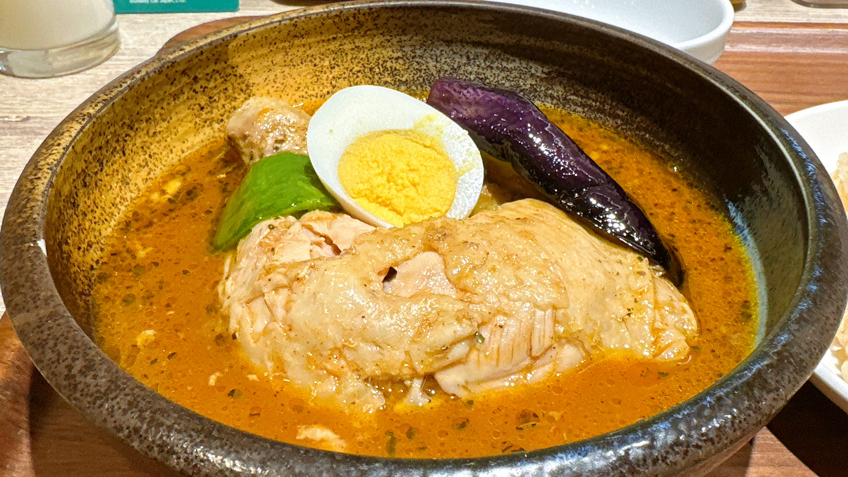 都庁前駅直結!西新宿の超高層ビルで旨辛絶品東京スープカレー カレー食堂 心 西新宿店 骨つきチキンのスープカレー