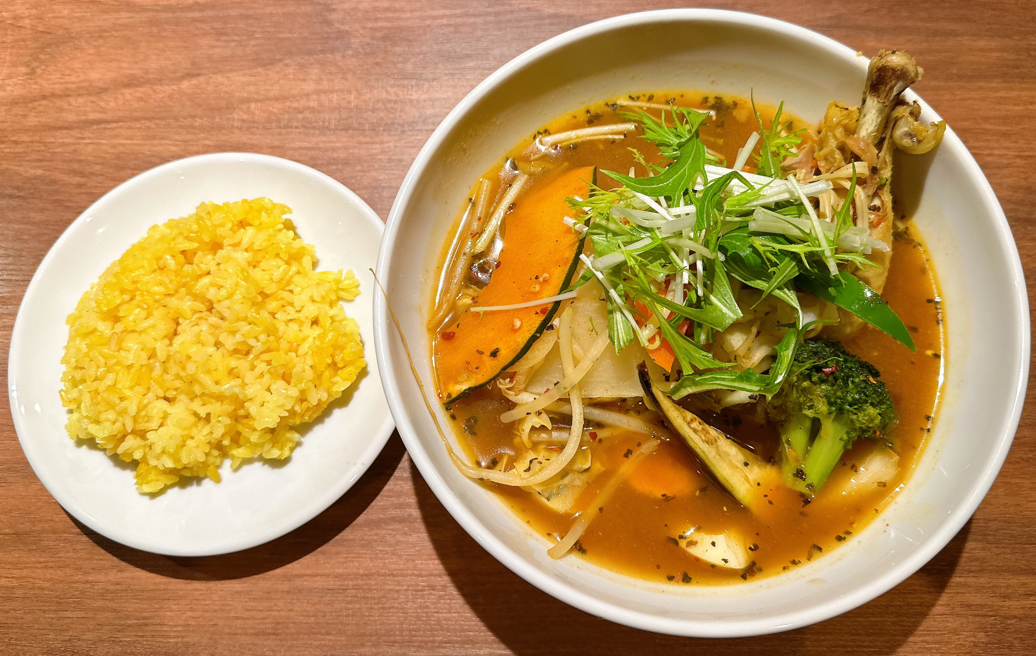 東京・渋谷で本格札幌スープカレー SHIBUYA SPICE チキンのスープカレー ライス半分