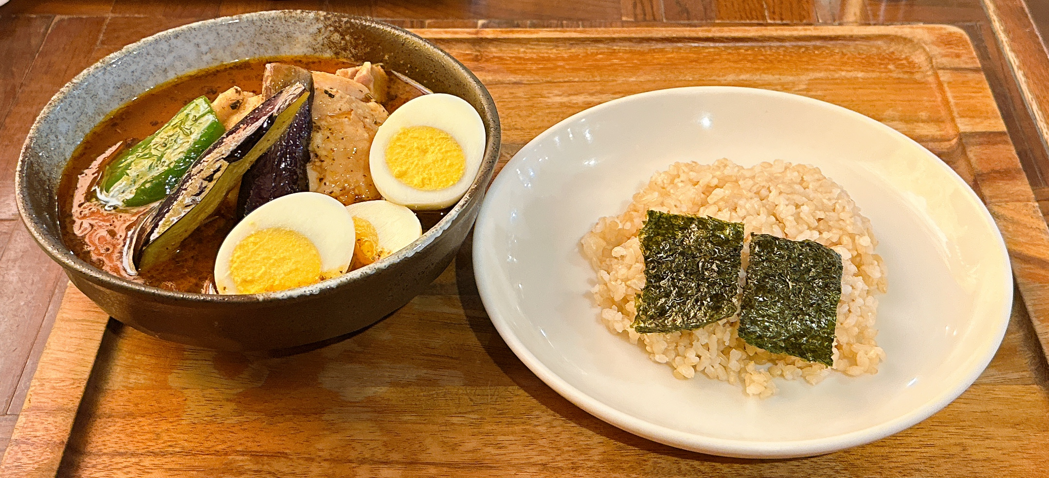 東京スープカレーの聖地・下北沢で毎日楽しめる人気店 心 下北沢店 Myベストカレー チキン 揚げナス ゆで卵 玄米小盛り 10辛口