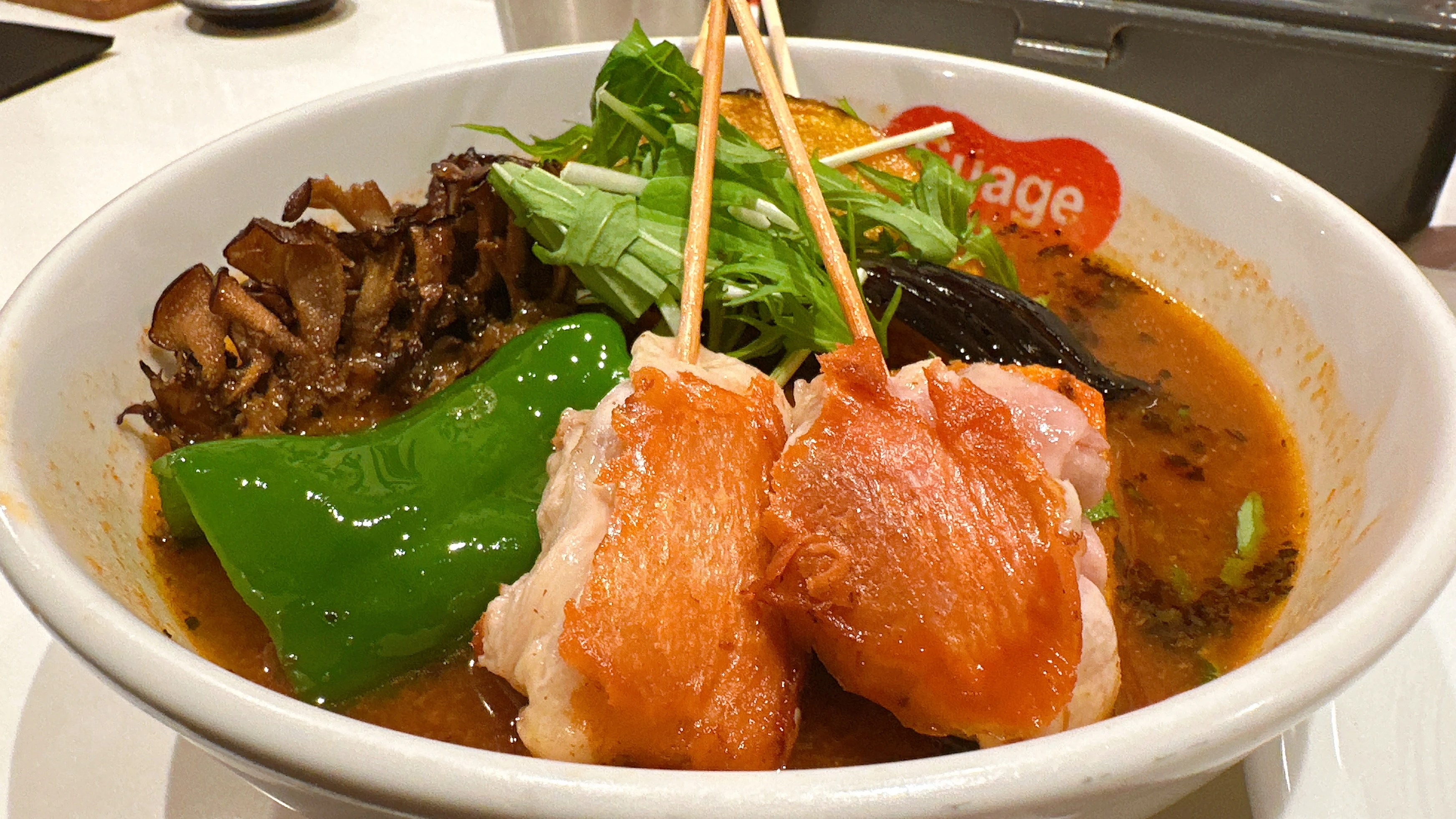 東京駅・丸の内で素揚げ野菜と甘辛スープ!東京スープカレーの人気店 Suage 丸の内店